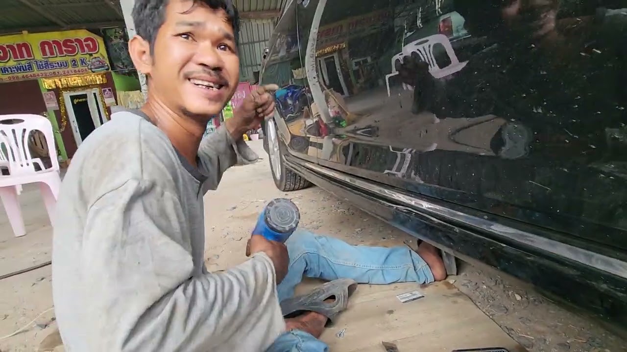 ไปโดนอะไรมารถเก๋งครููเอ๋  ดีที่เห็นก่อน ไม่งั้นหลุดพังหมด...