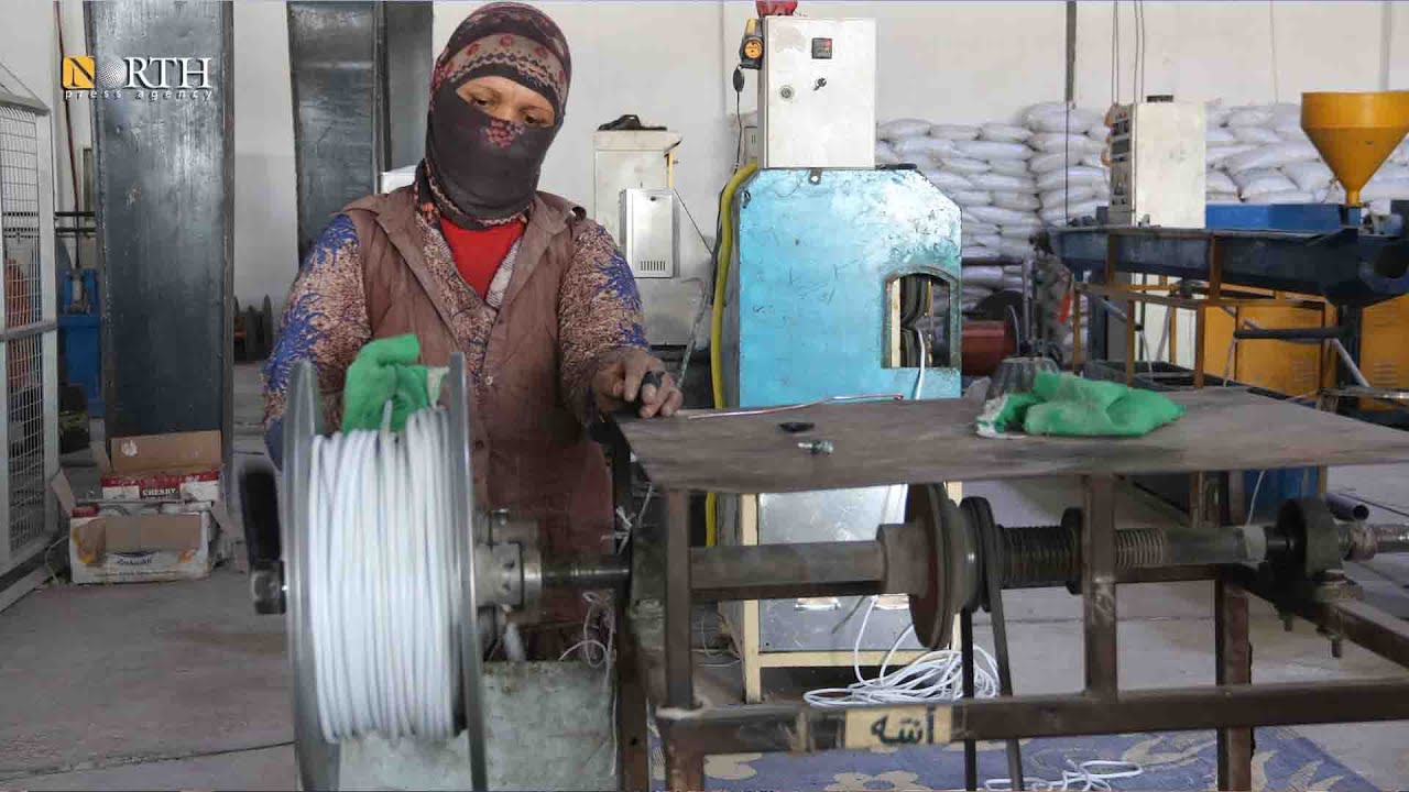 عمال وقائمون على معمل الكابلات الكهربائية في ديرك يتحدثون عن مشاريع تطوير إنتاجهم - نورث برس