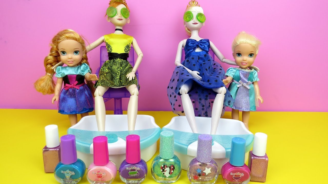 Elsa and Anna toddlers at beauty salon -  spa - Barbie is hair stylist - nails painting - shopping