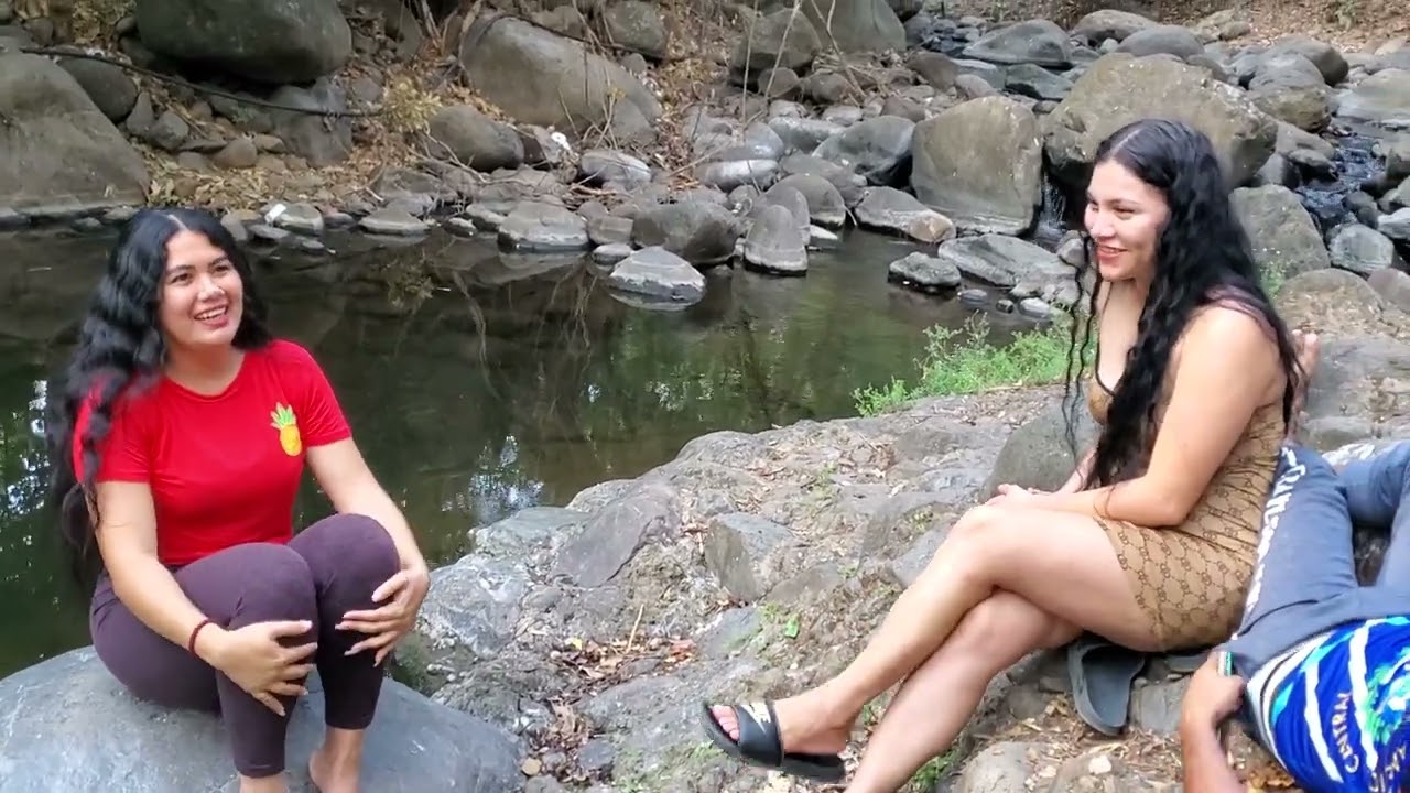LAS AMIGAS JASMIN Y WENDY EN EL RÍO DESCANZANDO UN RATO - SALVADOREÑAS EN EL CAMPO