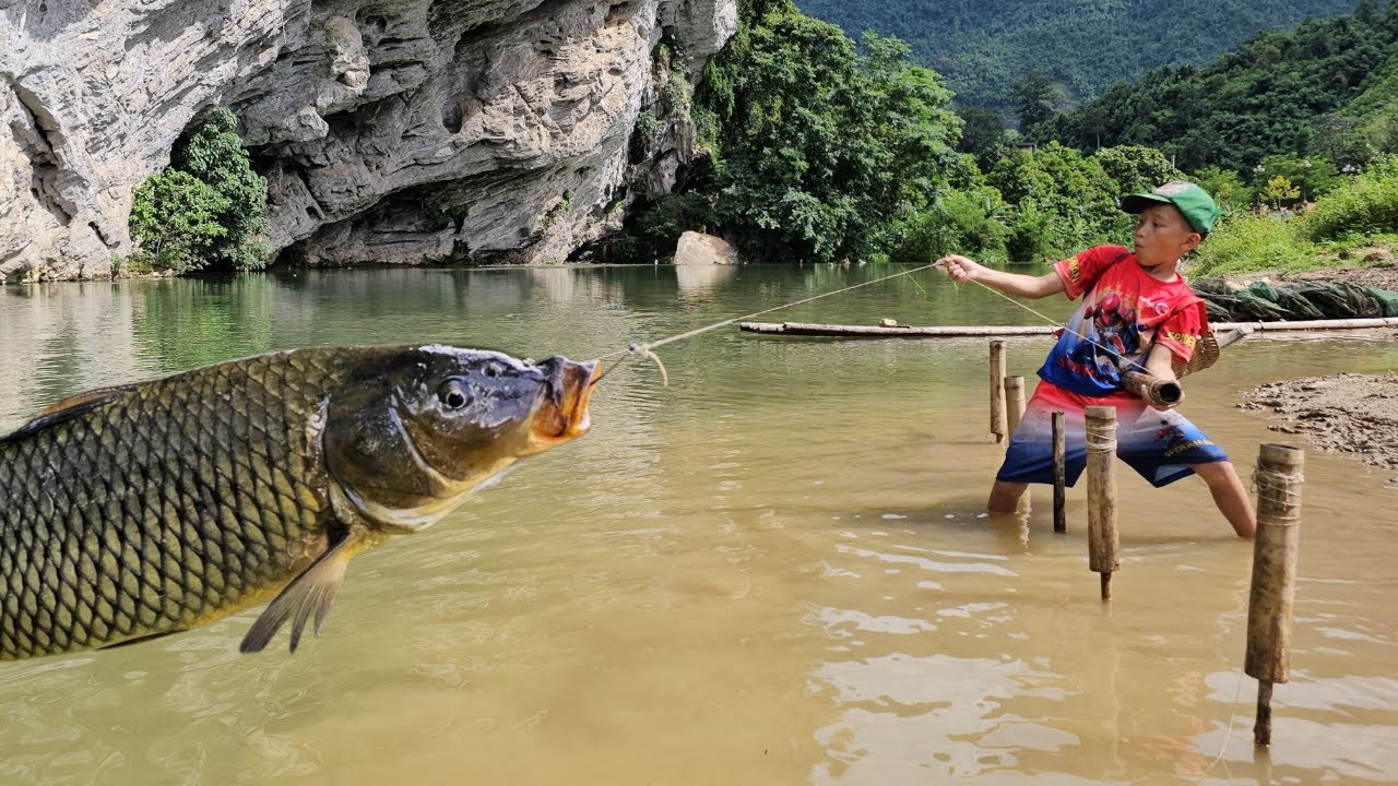 The fishing skills of the orphan boy Nu, using many bamboo tubes to catch carp in a large stream.