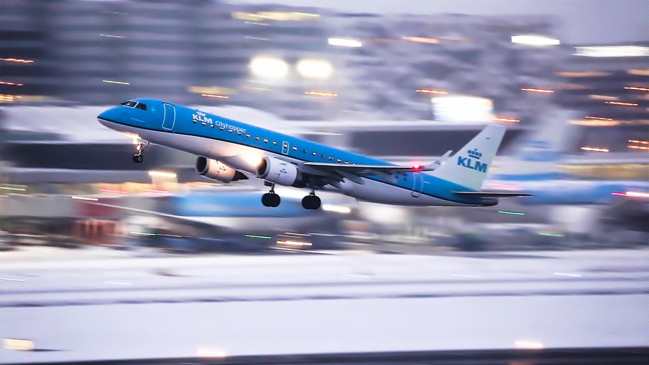 SNEEUW! Schiphol, eerste vluchten vertrekken na sneeuwvrij maken landingsbaan.