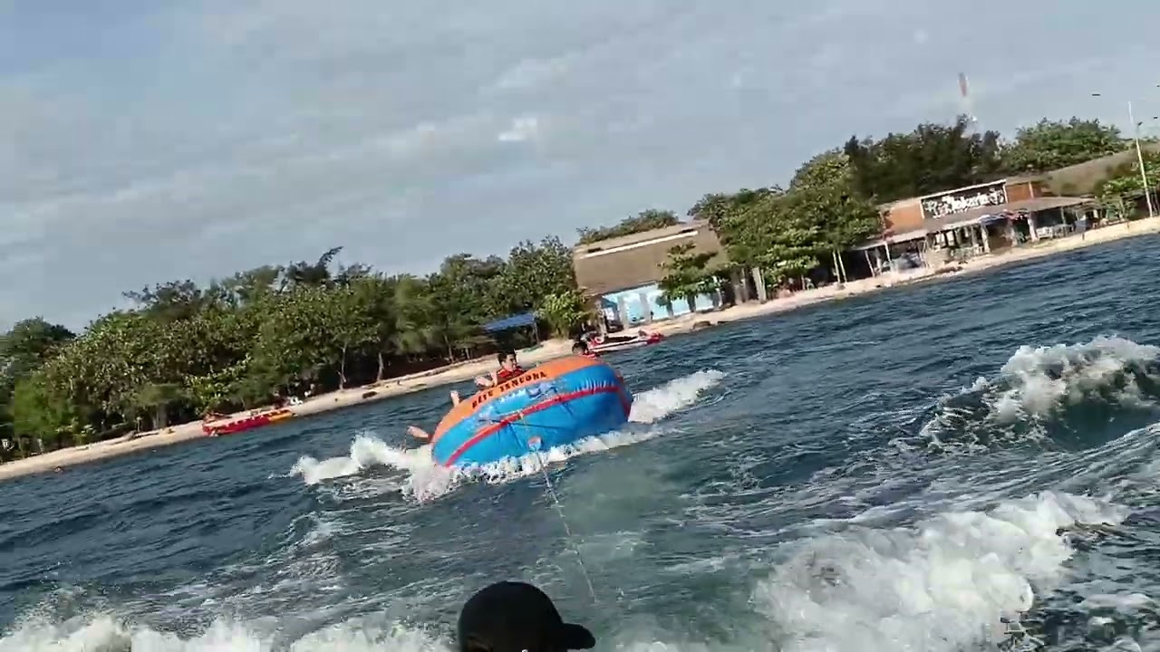 Serunya wahana Air di Untung jawa