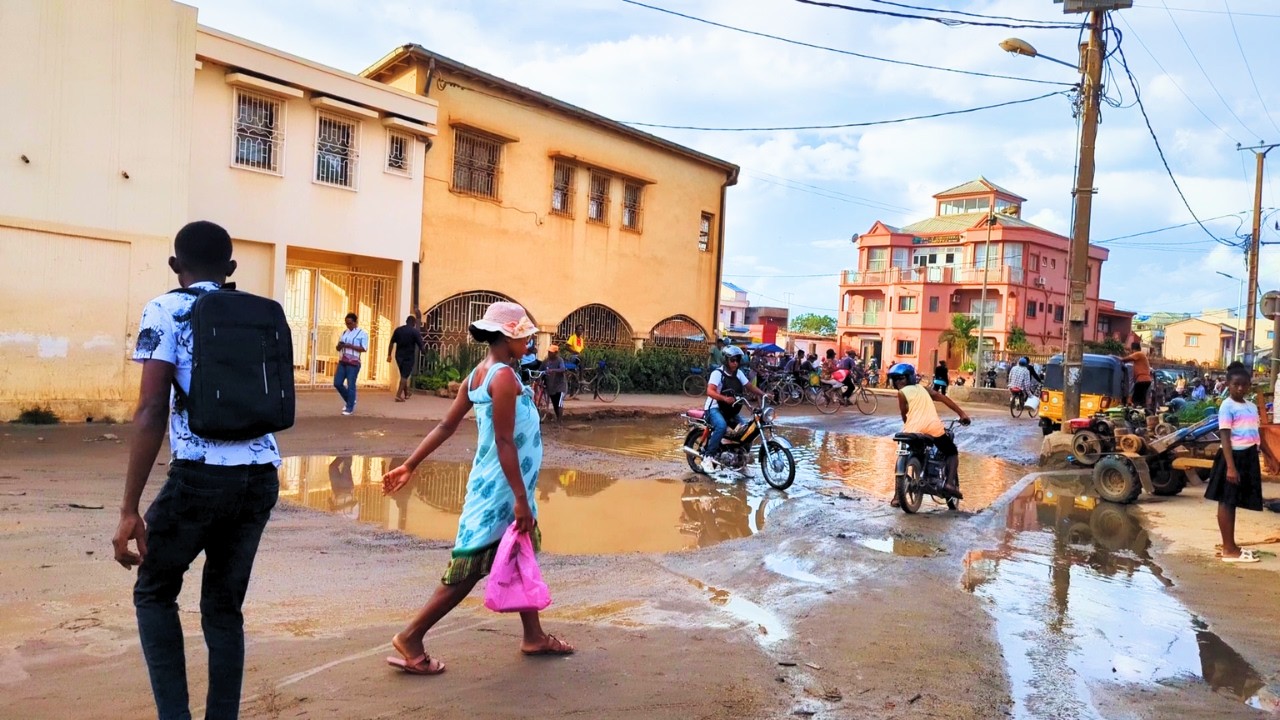 VLOG : Visite guidée d'un sous-quartier à Madagascar : Atsimondrova