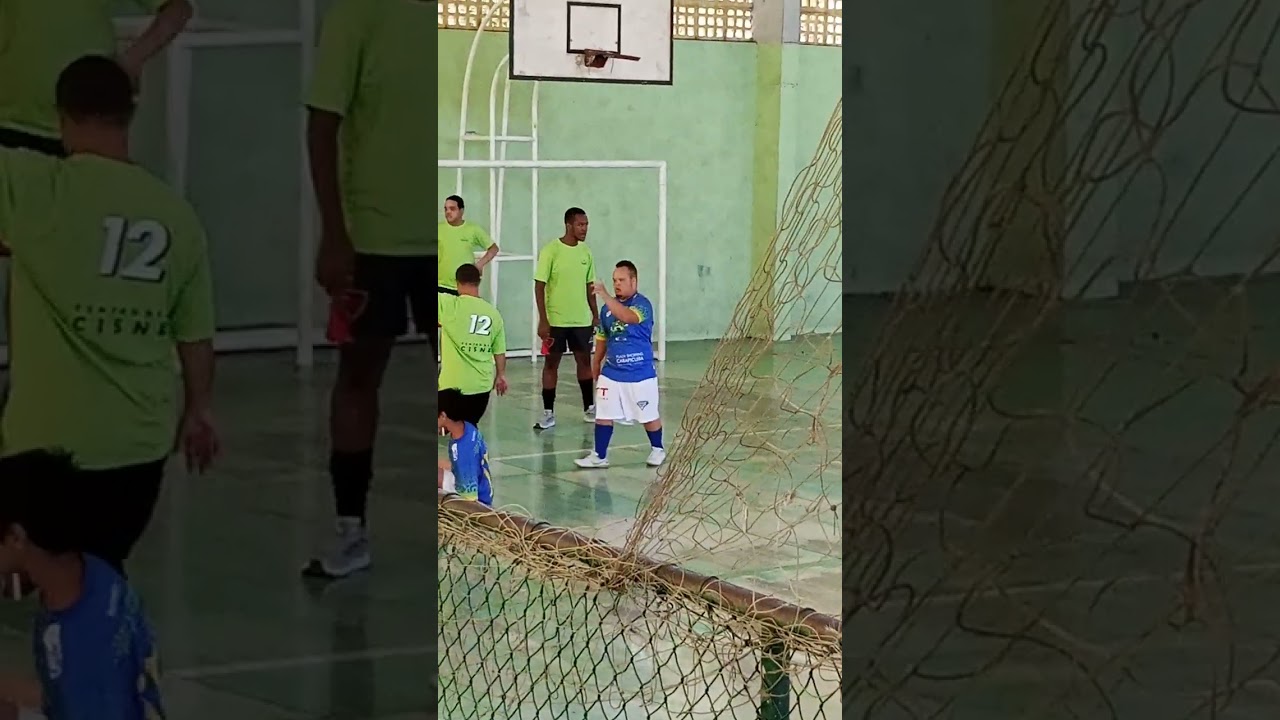 Vynicius jogando bola 