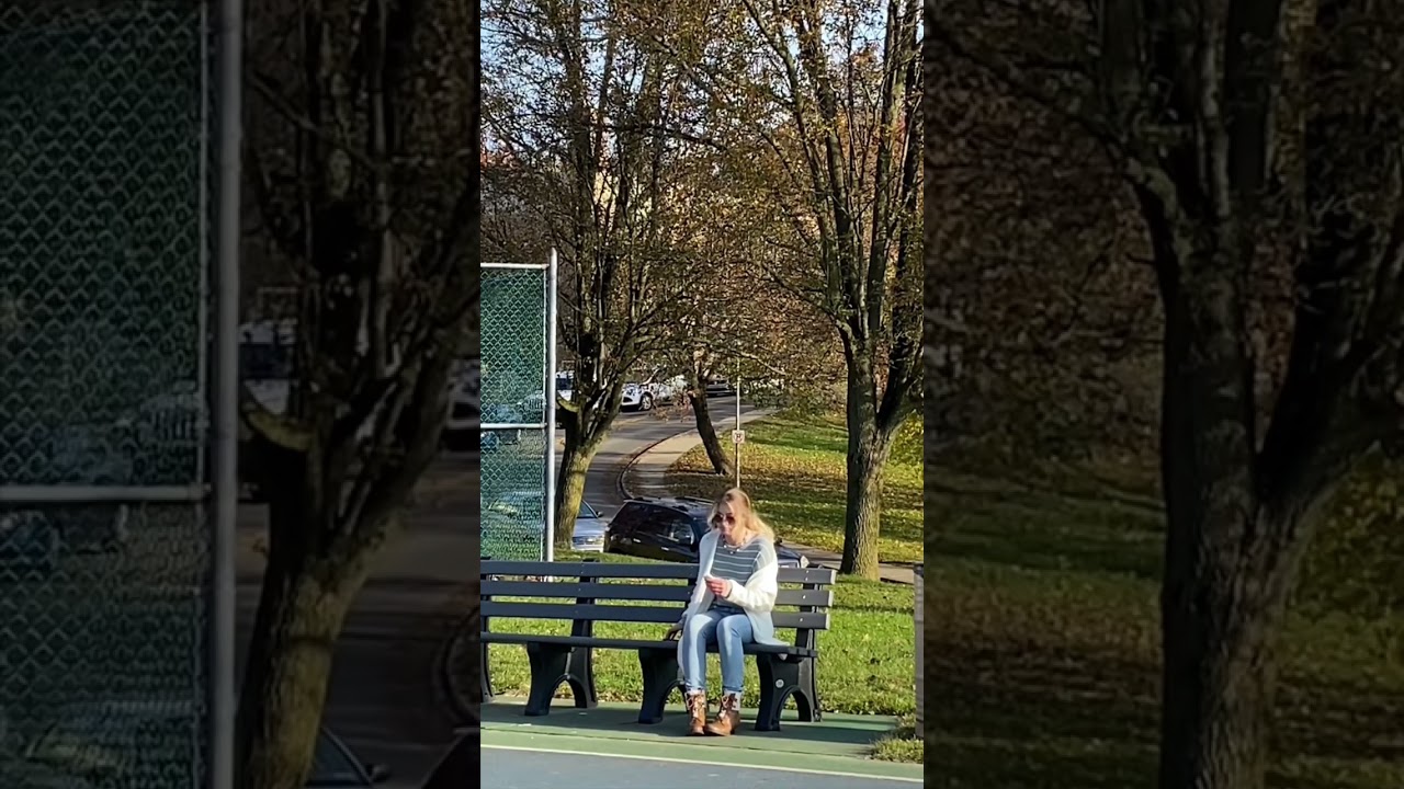 Passing notes to strangers ❤️ beautiful reaction