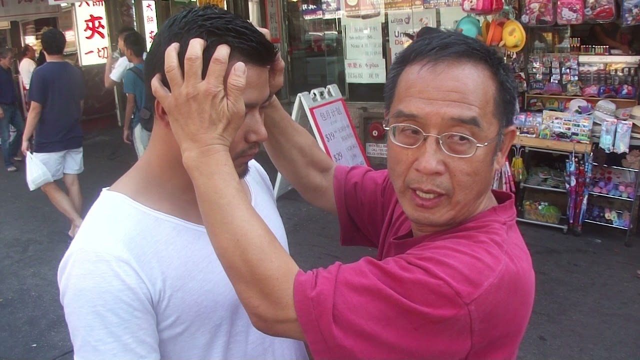 Luodong Official: Spiritual Chi Healing at Sidewalk