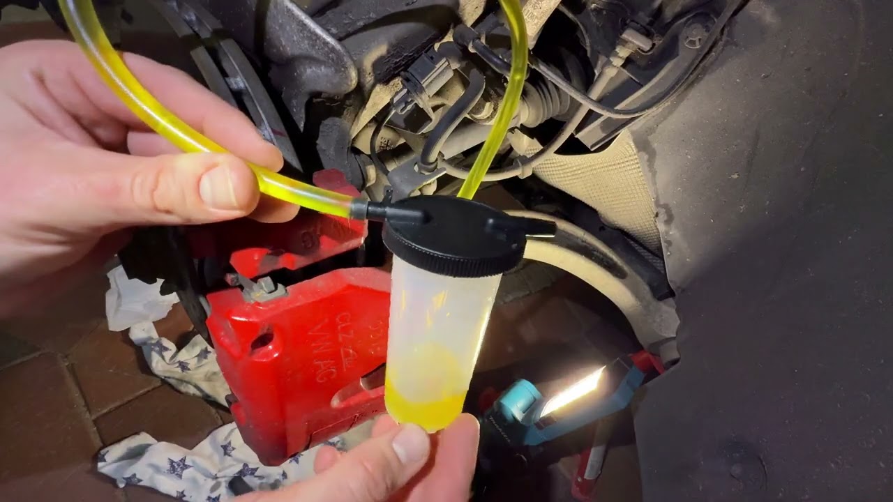 How to change brakefluid - brake fluid flush Audi A4 / S4 Avant DIY
