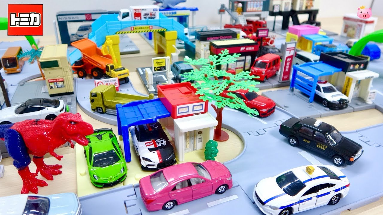 自由なレイアウトで楽しめる!トミカ『トミカワールド&タウン つながるどうろセット』をレビュー
