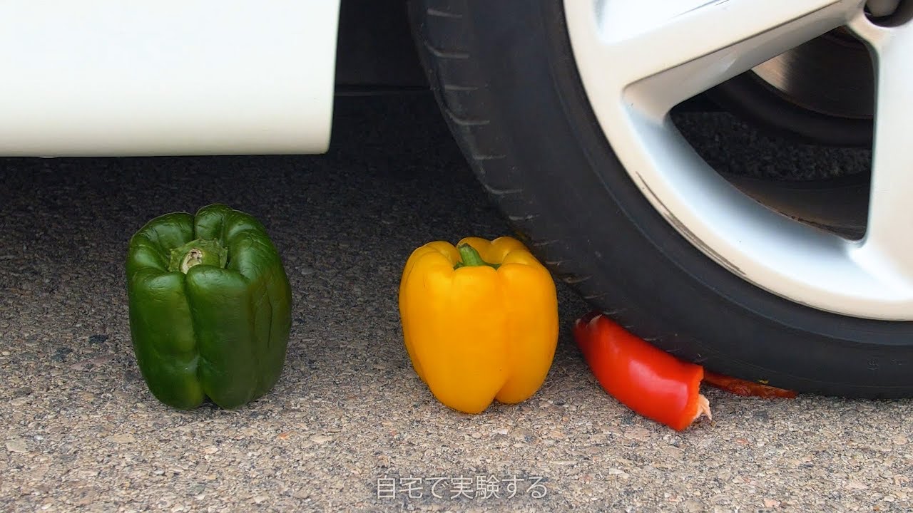 車のホイールで野菜を粉砕-満足のいくビデオ