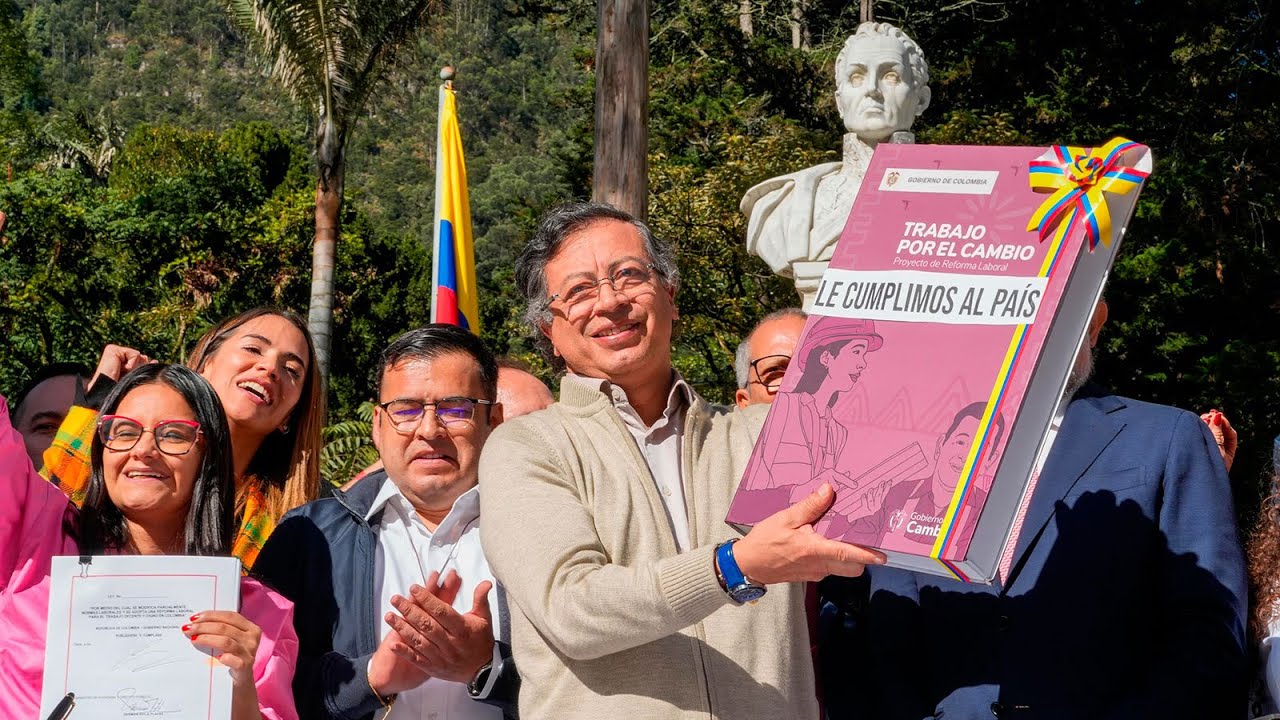 Presidente Gustavo Petro durante la sanción ley laboral para un trabajo decente y digno en Colombia