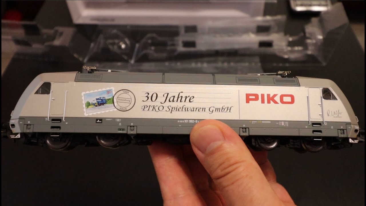Unboxing and short test run of Piko 30 years anniversary locomotive and Roco track cleaning wagon