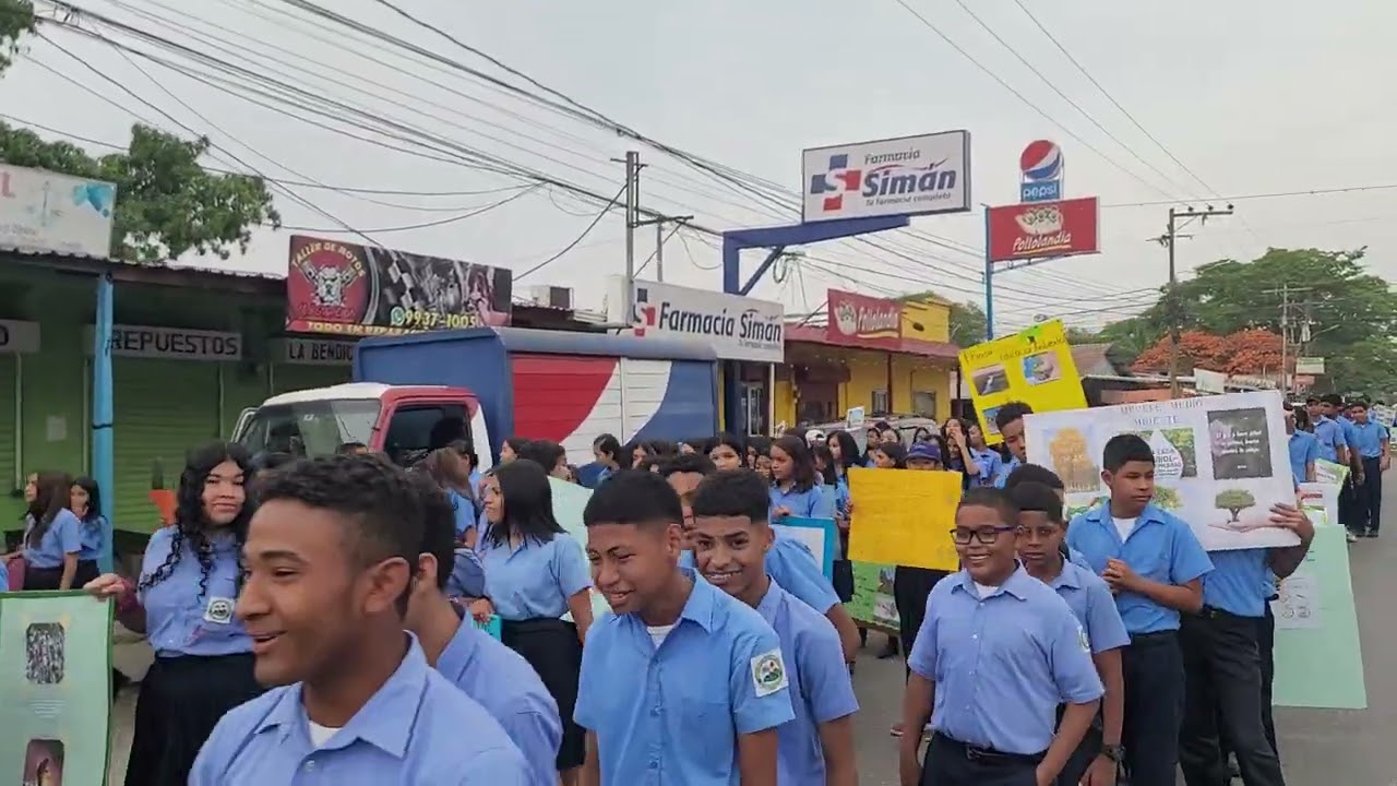 INSTITUTO GUILLERMO MOORE CELEBRA EL DIA MUNDIAL DEL AMBIENTE CON DESFILE