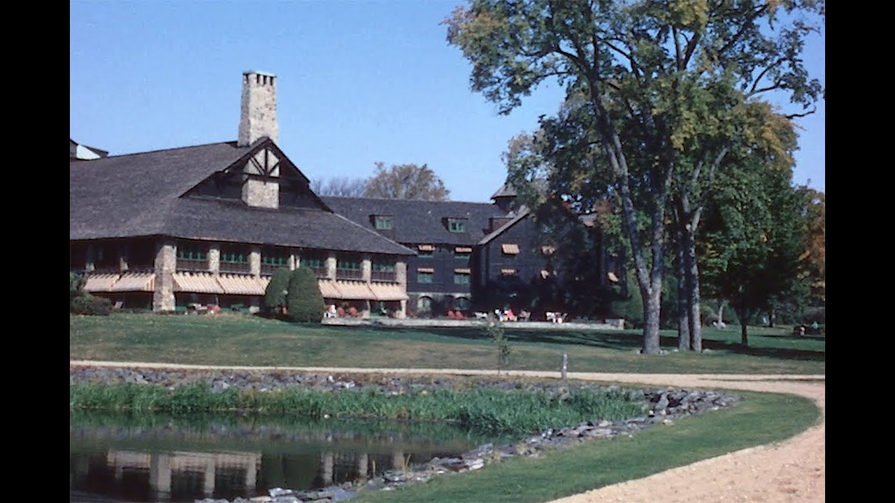 1969 Le Ch&acirc;teau Montebello & Manoir Papineau ~ Fall Colors on the Ottawa River