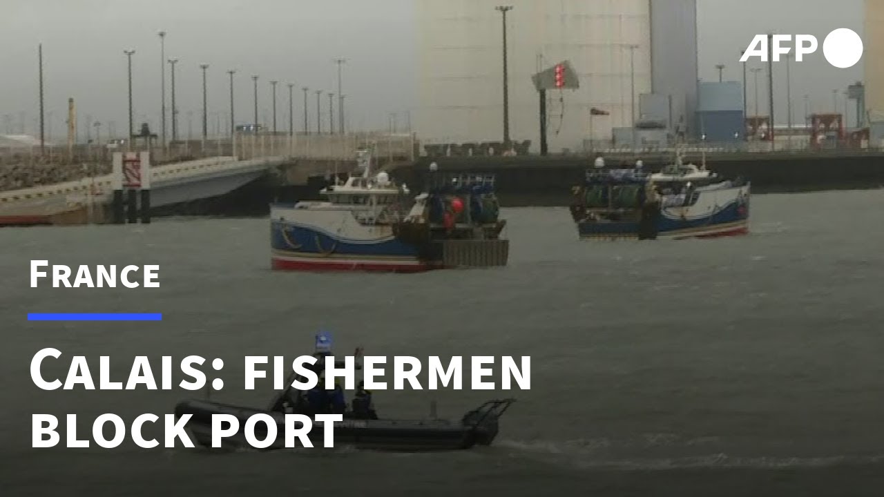 Fishermen begin blocking port of Calais amid post-Brexit row | AFP