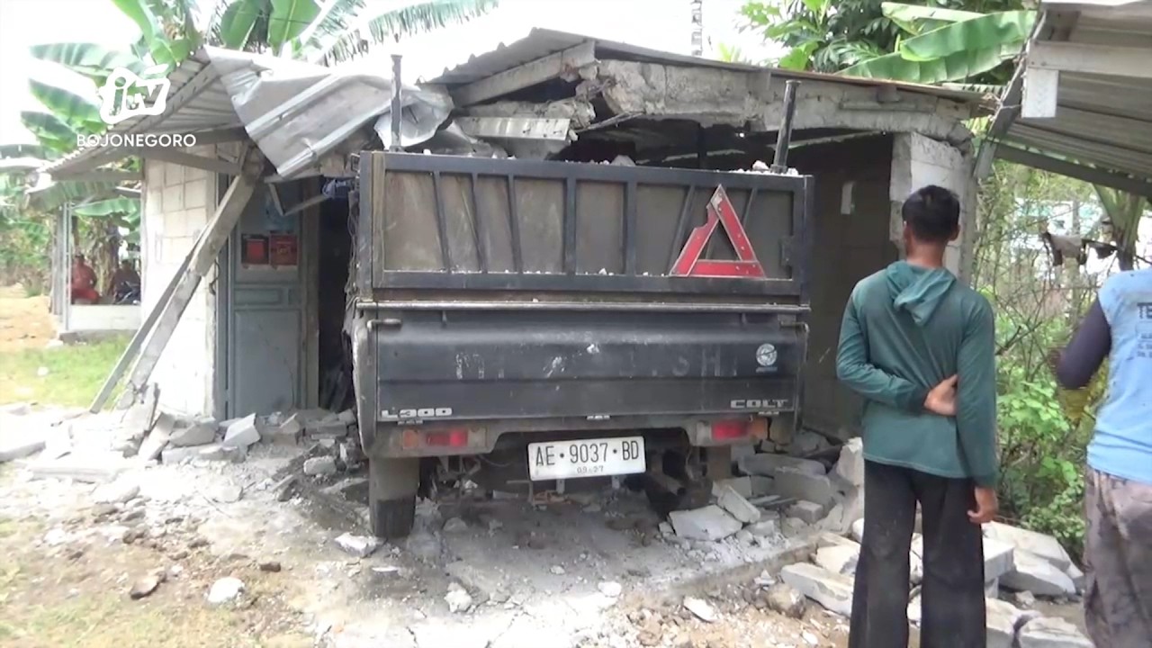 Hilang Kendali, Pick Up Tabrak Warung Hingga Roboh, 4 Korban Luka Luka