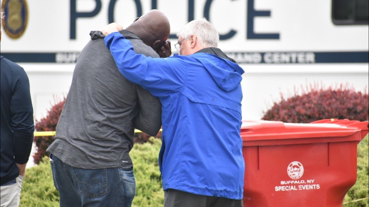 Bills Hall of Famer Bruce Smith weeps at shooting memorial: 