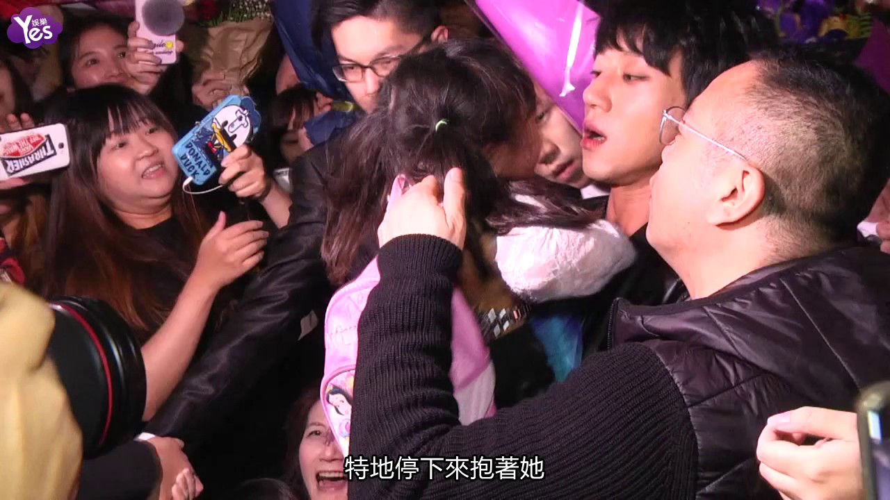 【3年前】黃致列抵臺機場陷暴動 抱起摔倒女孩行為暖翻