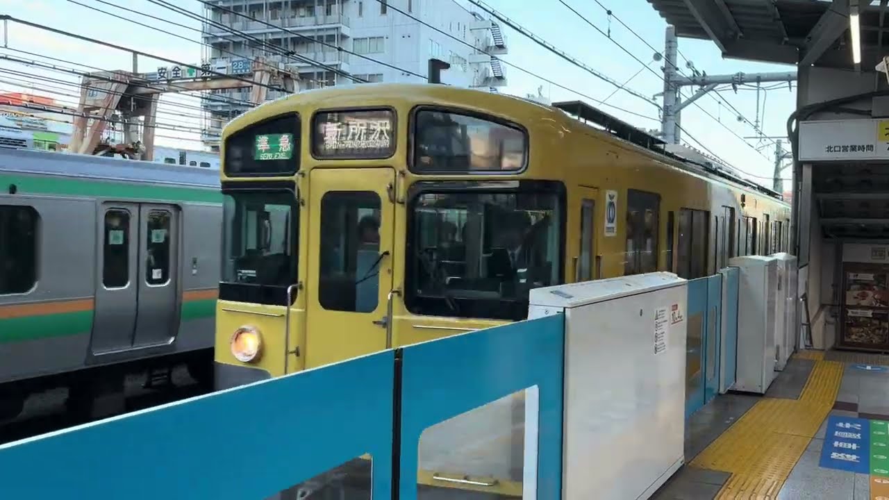 [2025]新宿区西武線の駅ホームで湘南E231系1000番台と西武2000系、銀6000系