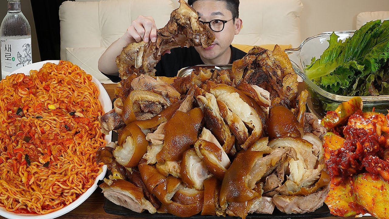 이정도는 다들 만들어드시죠😎? 직접만든 왕족발에 새콤쫄깃 진짜쫄면 반주 먹방 Jokbal, Pigs' Feet MUKBANG