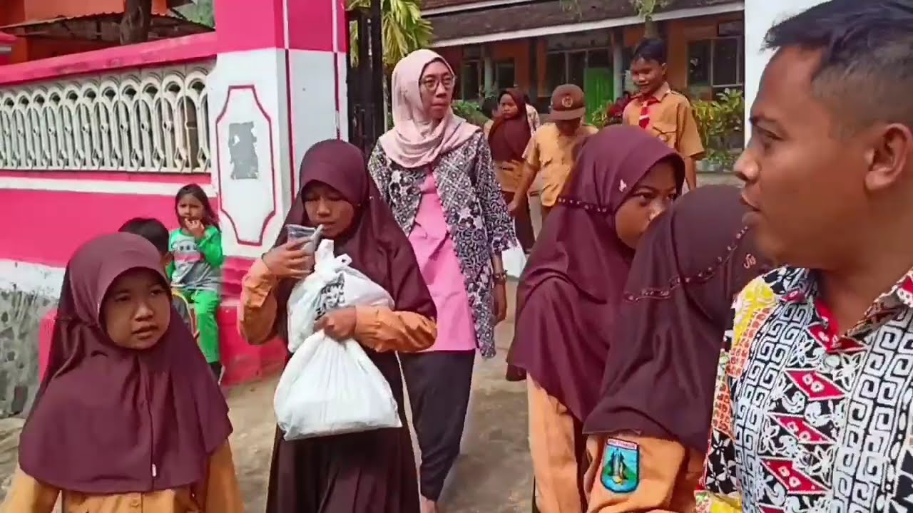 Menanamkan Karakter Dermawan Sejak Dini di SDN 1 Kajarharjo
