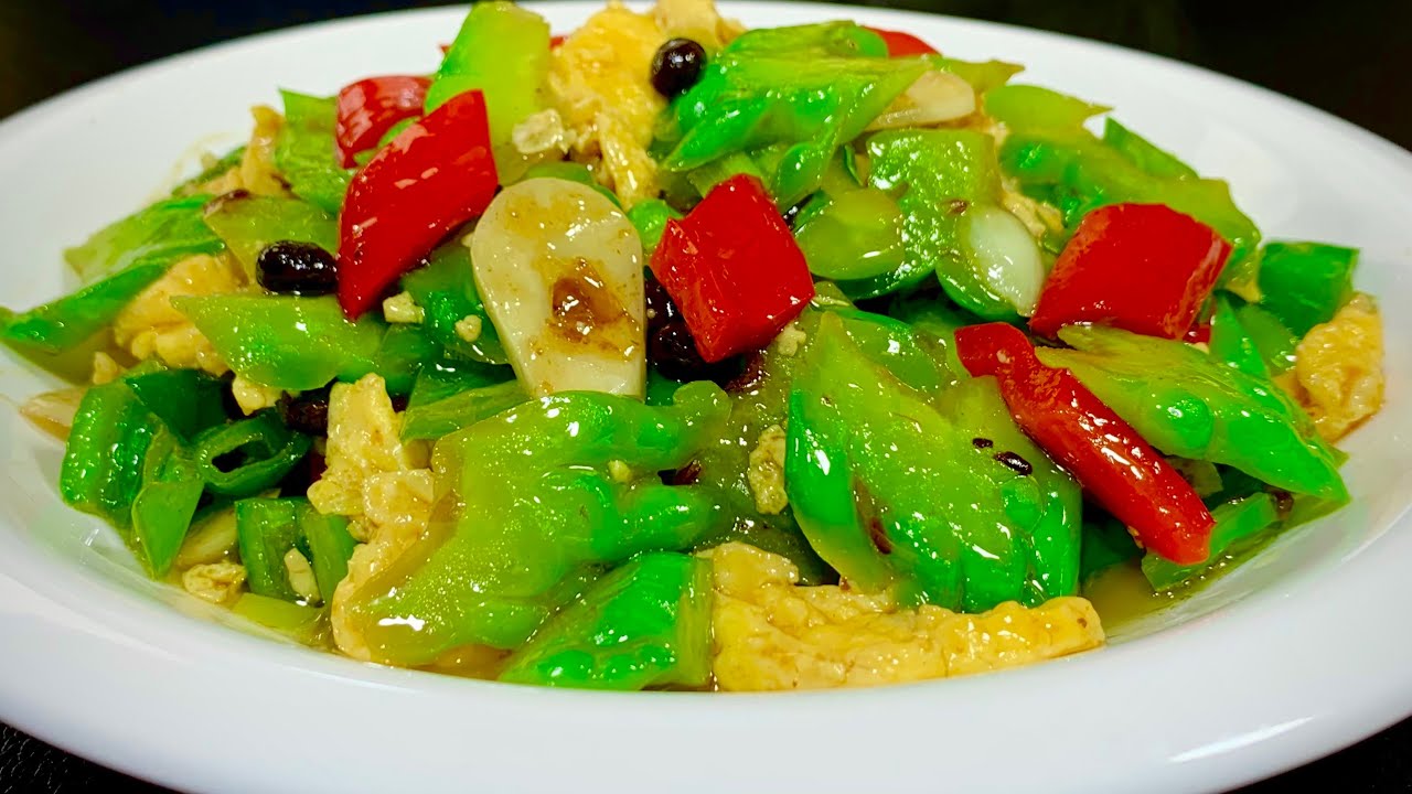 Bitter melon scrambled eggs, if you want bitter melon not bitter, marinating is very important