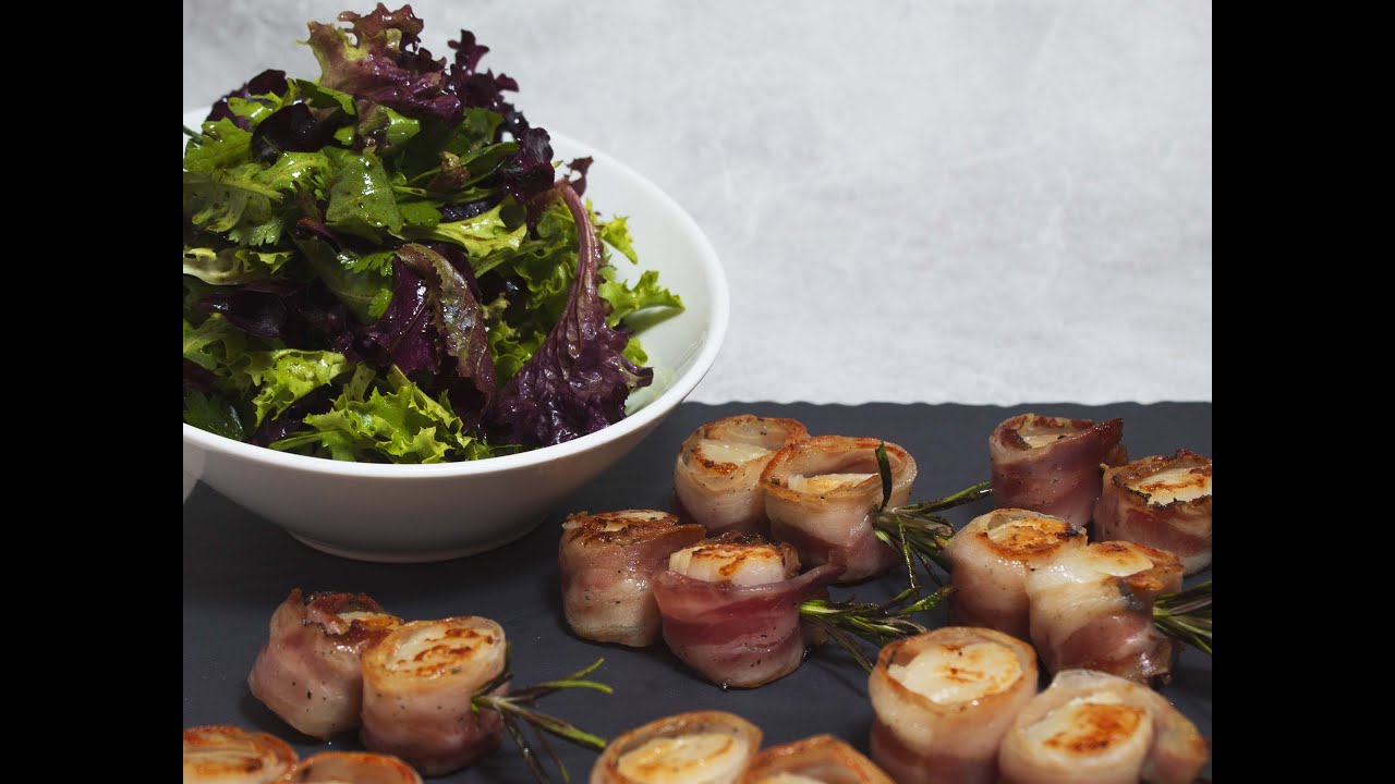 Brochettes de Saint-Jacques au lard, salade d'herbes acidulée