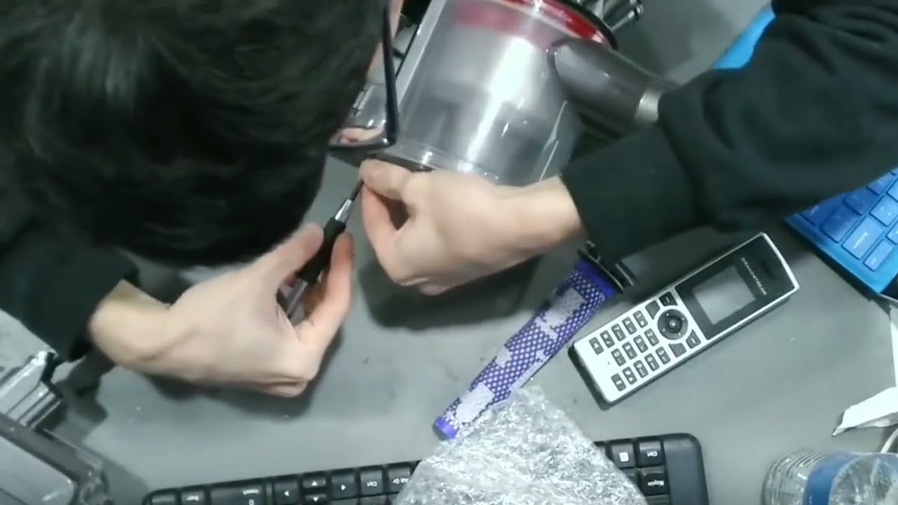 Battery issues with your Dyson SV11? 🔋 Quick Replacement Guide