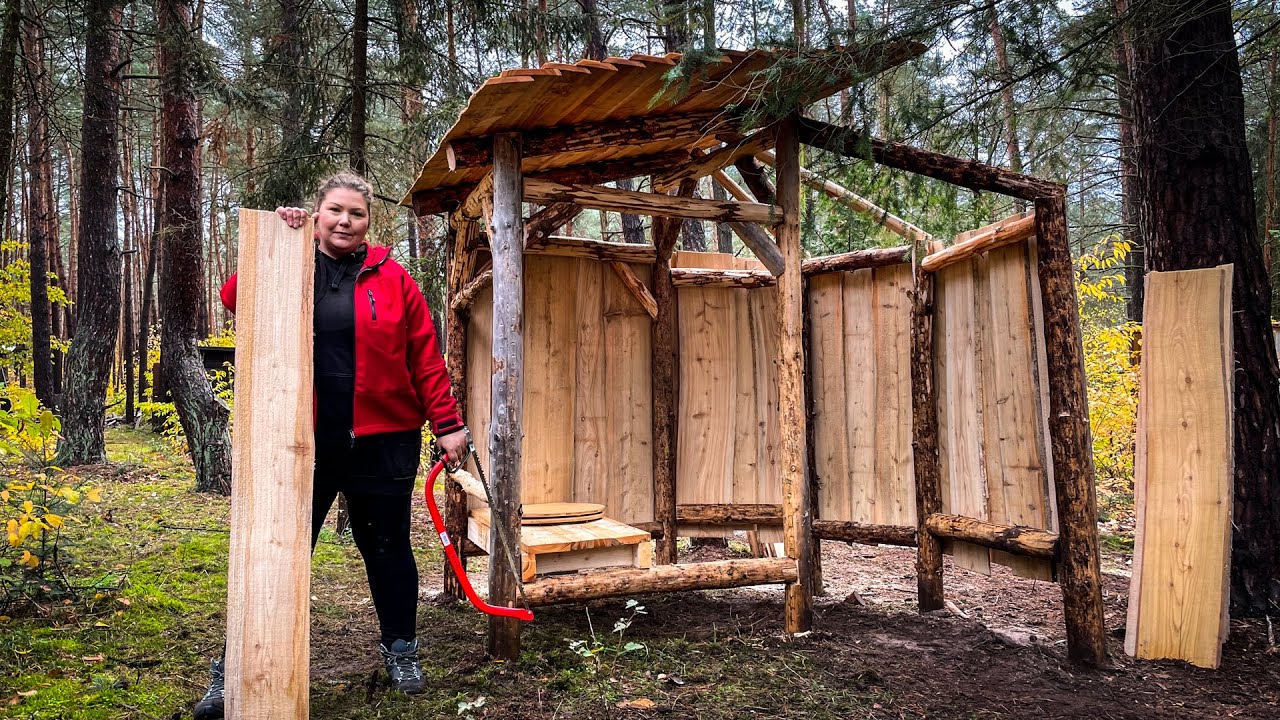 Toilettenhaus im Wald - Eingangsbereich
