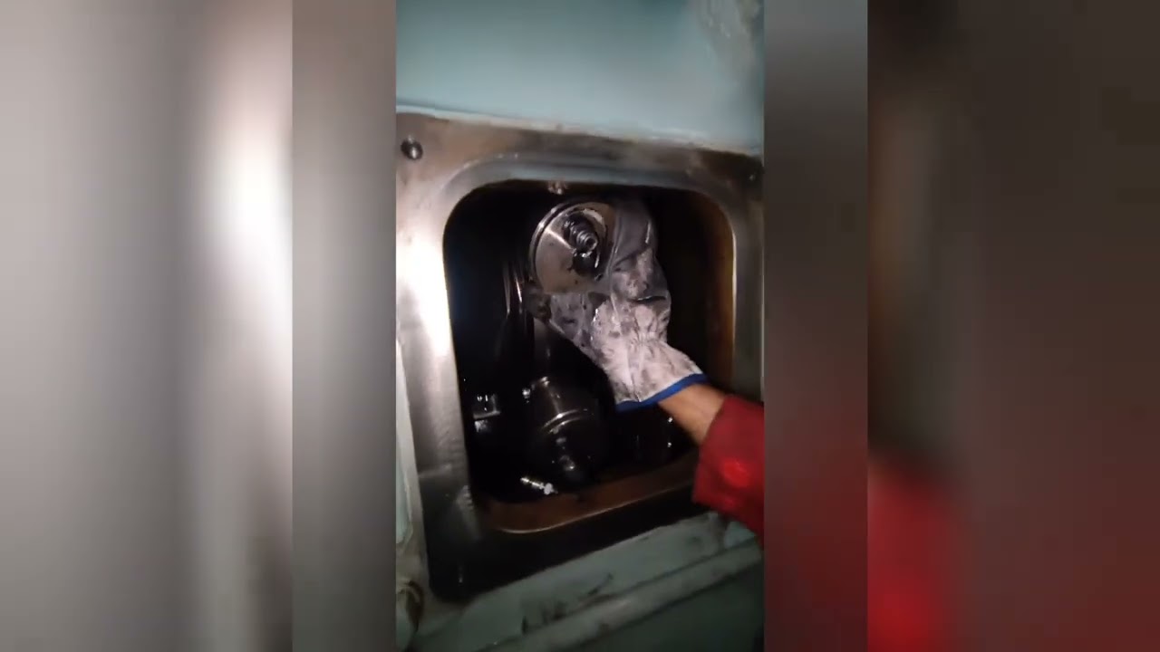 Piston overhauling of STX MAN B&W 6L23/30h