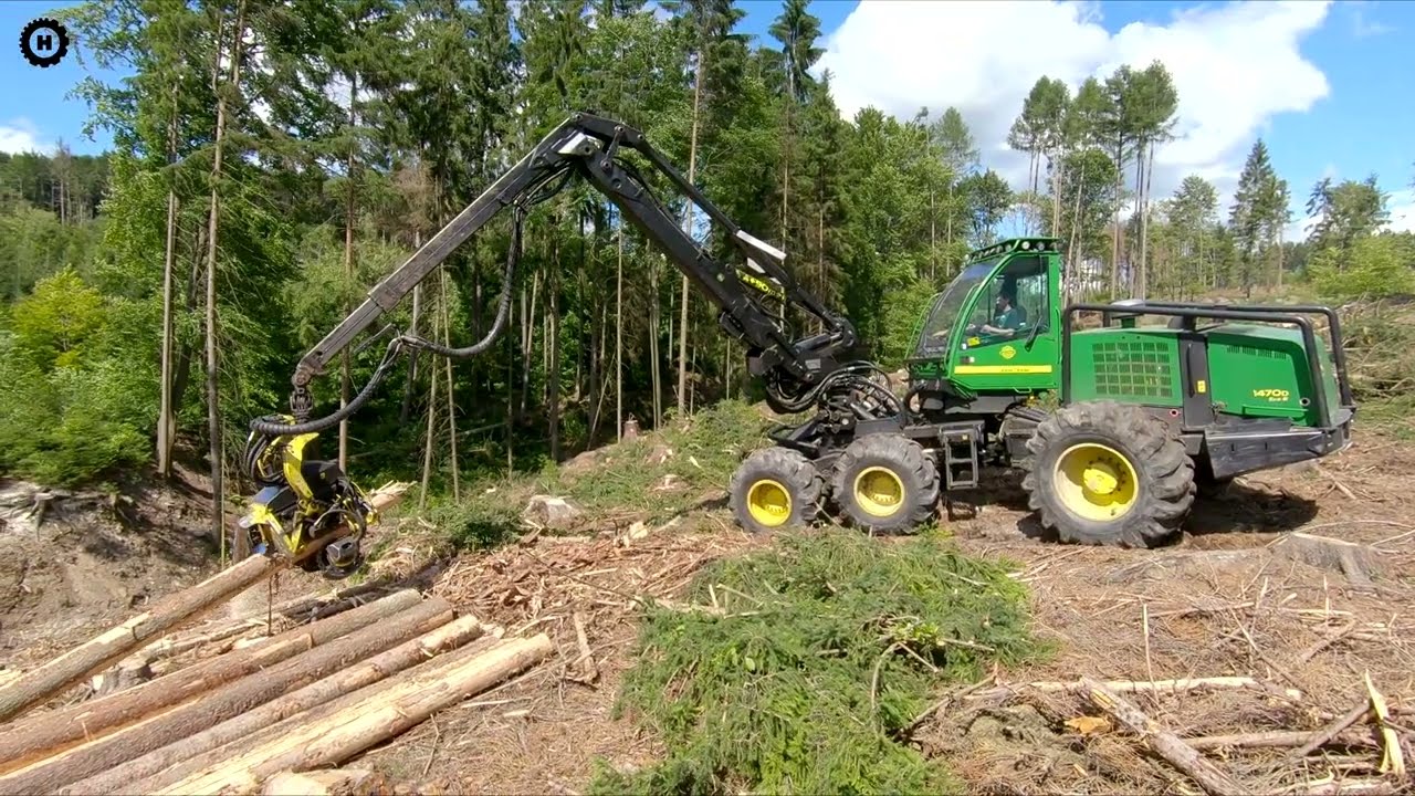 Трактор John Deere 1470D — старая модель в идеальном состоянии.