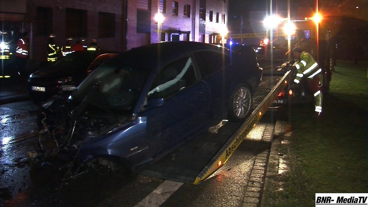[PKW kracht gegen Baum] Schwerer Verkehrsunfall in Gladbeck ~ Drei Verletzte ~ enormer Saschschaden