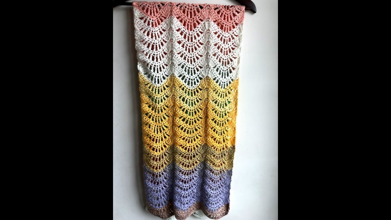 Une jolie écharpe au crochet motif zigzag ajouré