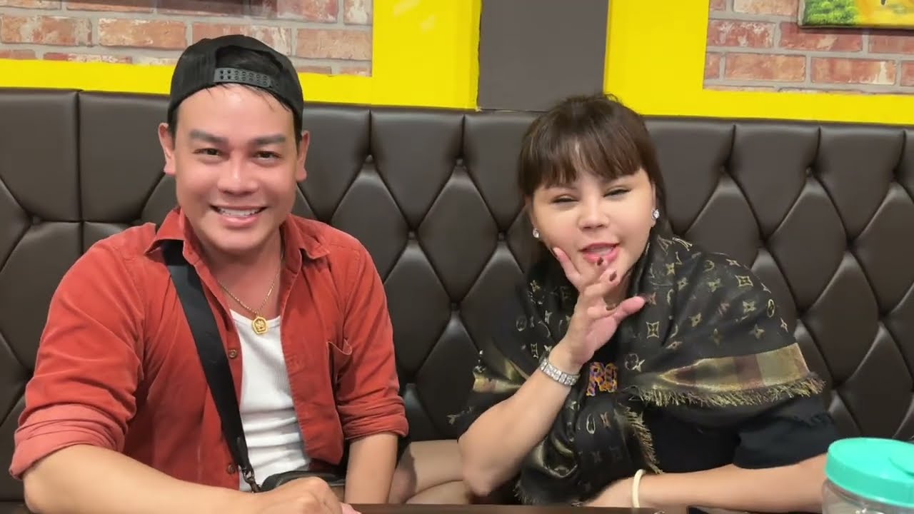 Lê Giang và Minh Dũng được bà chủ quán Phễu ở Hàn Quốc chiêu đãi không tính tiền khi ghé ăn