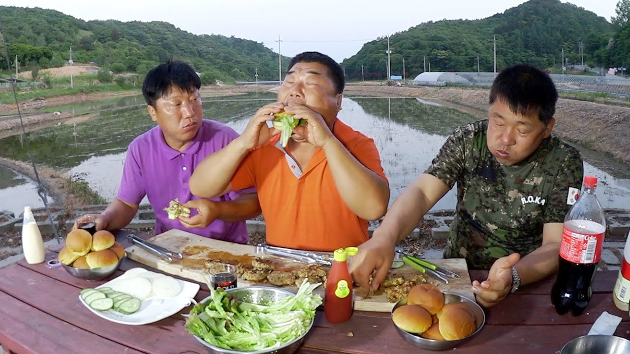 수제 떡갈비로 만든 먹두리네 떡갈비버거 [Grilled Short Rib Patties Burger]