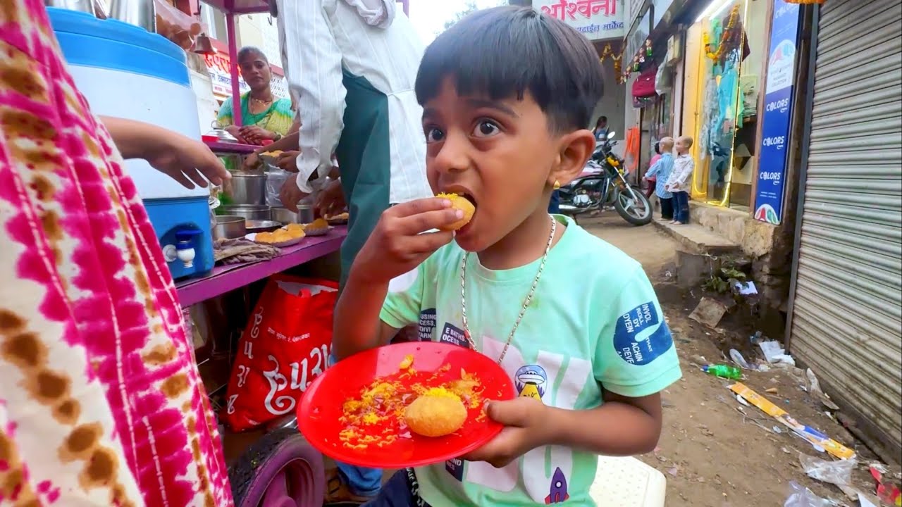माऊली पाणीपुरी खायला गावात गेला 😳
