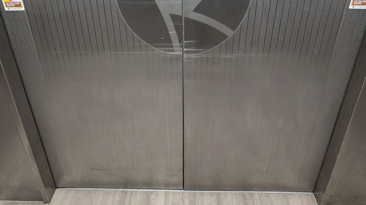 농협하나로마트 김해점(김해농산물종합유통센터) B1~2층 운행용 티센크루프동양엘리베이터(現.티케이엘리베이터) 재탑사기(2024.02.19 촬영)