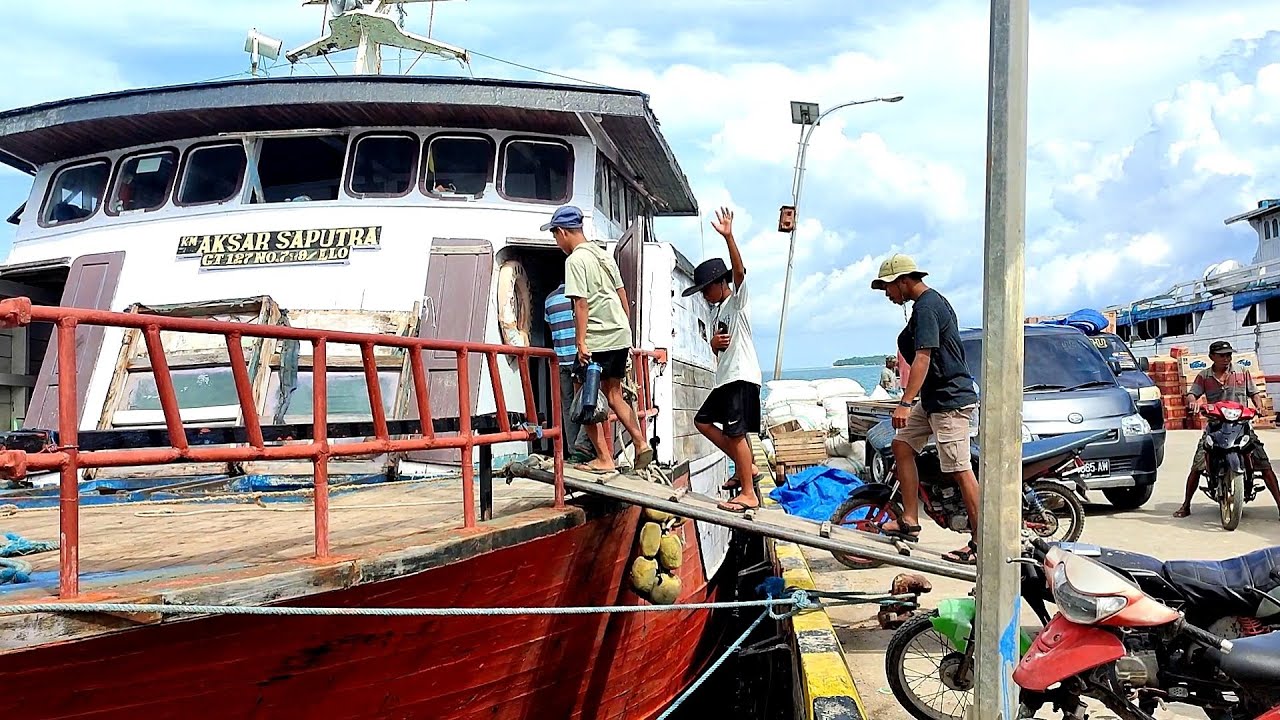 Hari terakhir di Wakatobi,  diajak makan siang sebelum kapal Berangkat  pulang ke Kota