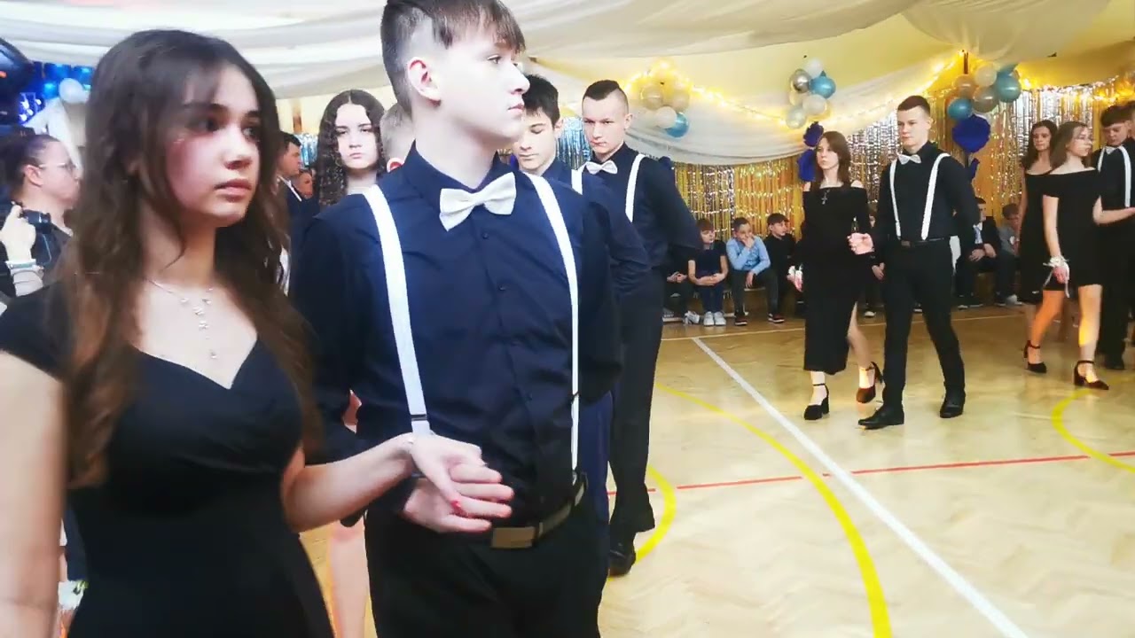 Polonez klas 8. ze Szkoły Podstawowej w Kocierzewie Południowym