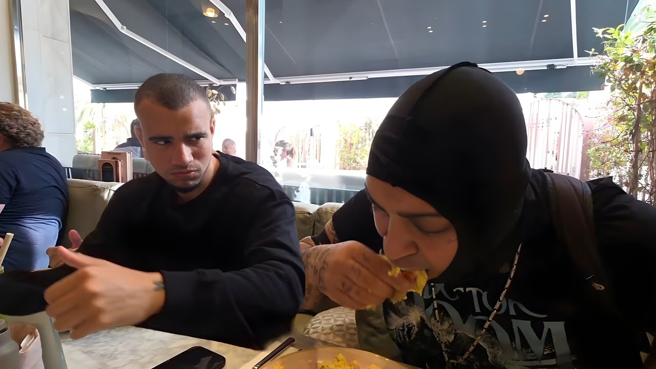 Hstikkytokky Feels Disgusted By Modeen Eating!