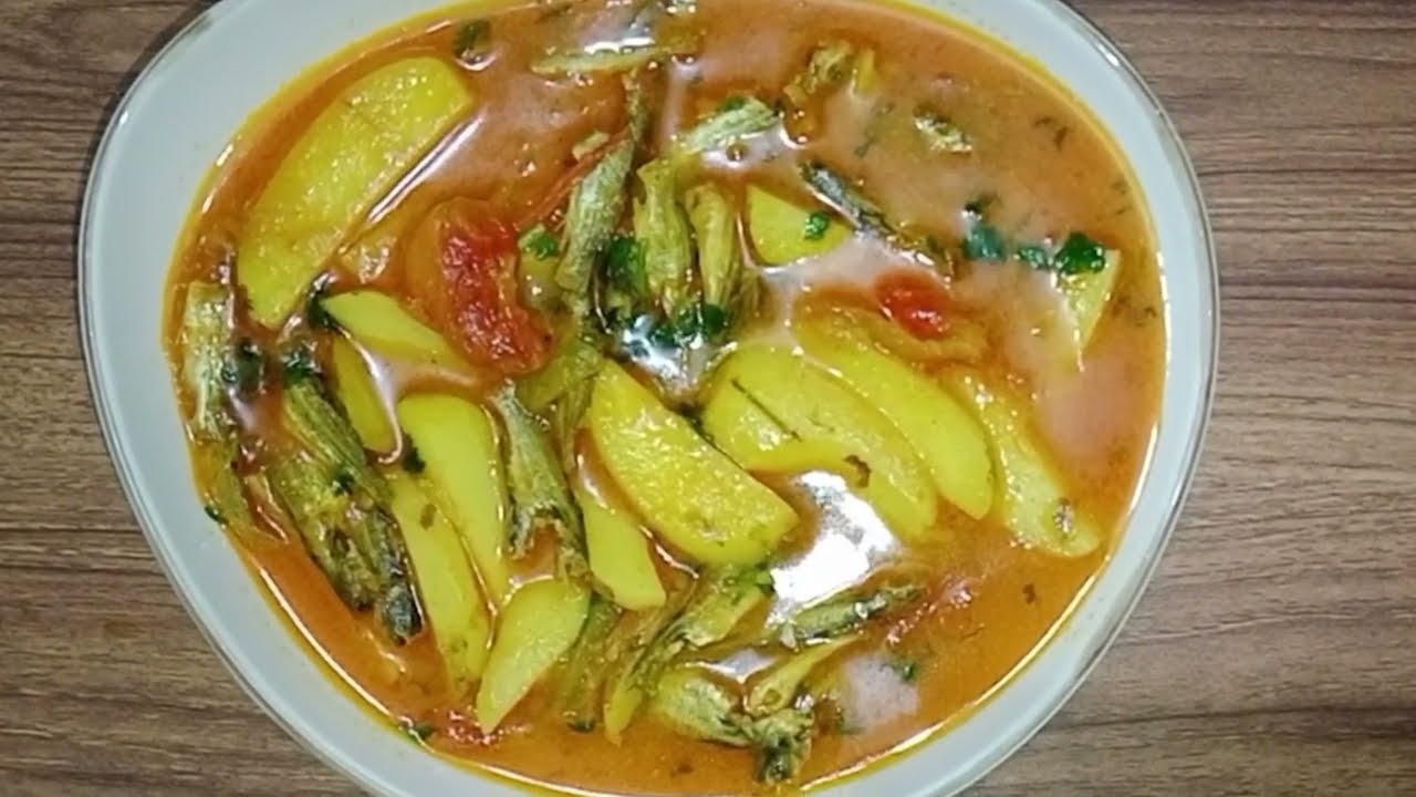 সাদামাটা ও সুন্দর :আলু - টমেটো দিয়ে টেংরা মাছের পাতলা ঝোল।