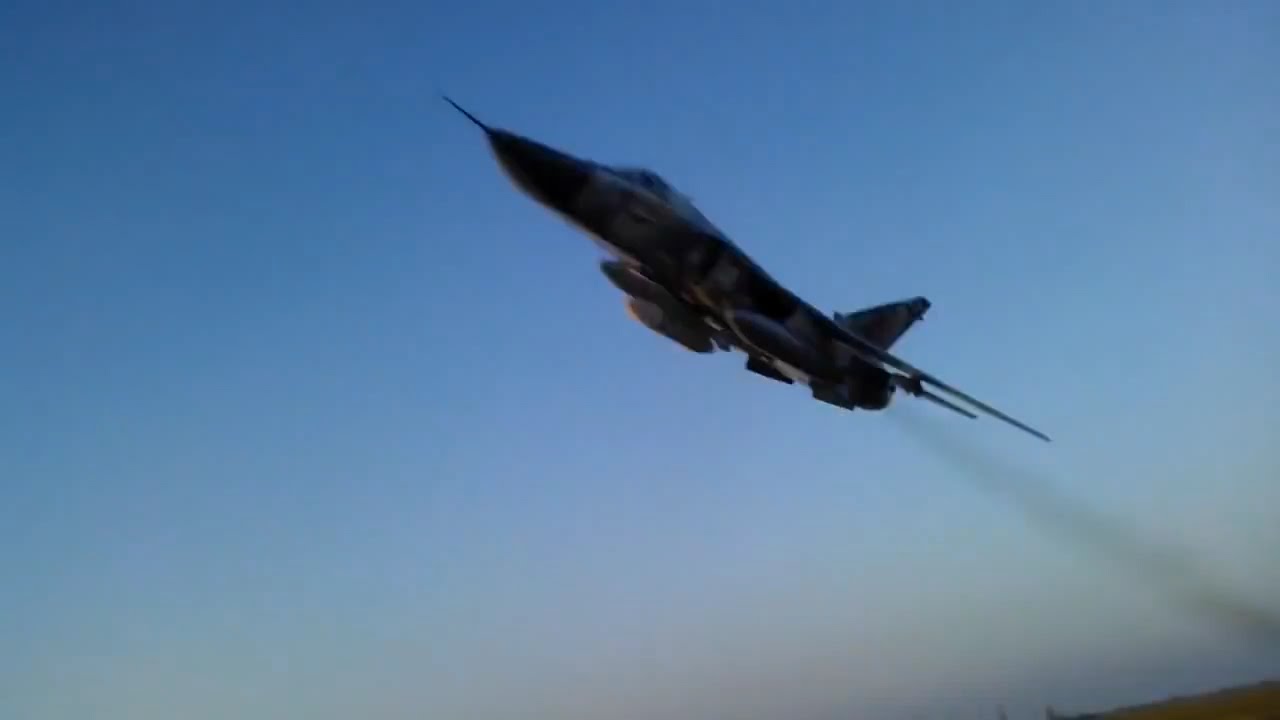 Проход Су-24 ВВС Украины на предельно малой высоте / Ukrainian Su-24 low pass