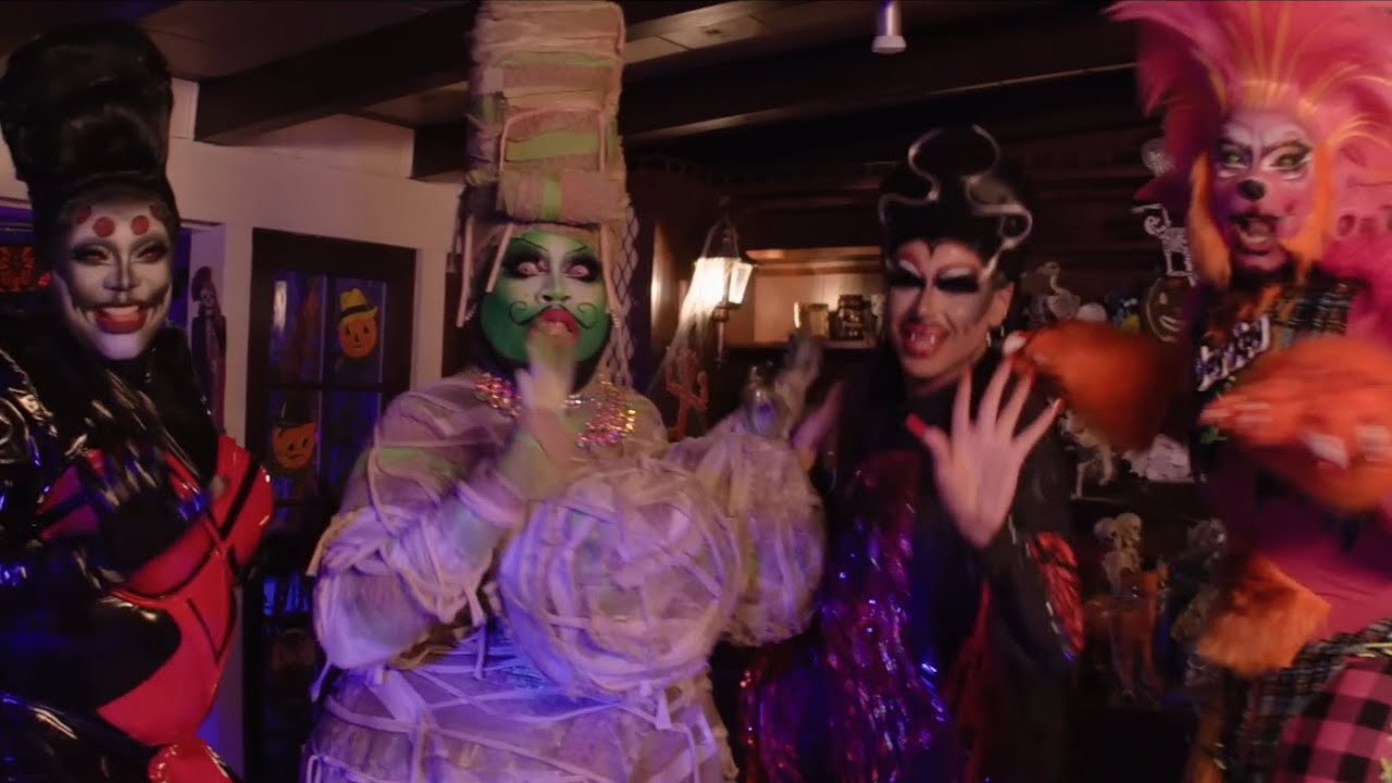 DRAGULA TITANS Season 2 PREMIER (Episode 1!) | Bae or Stray