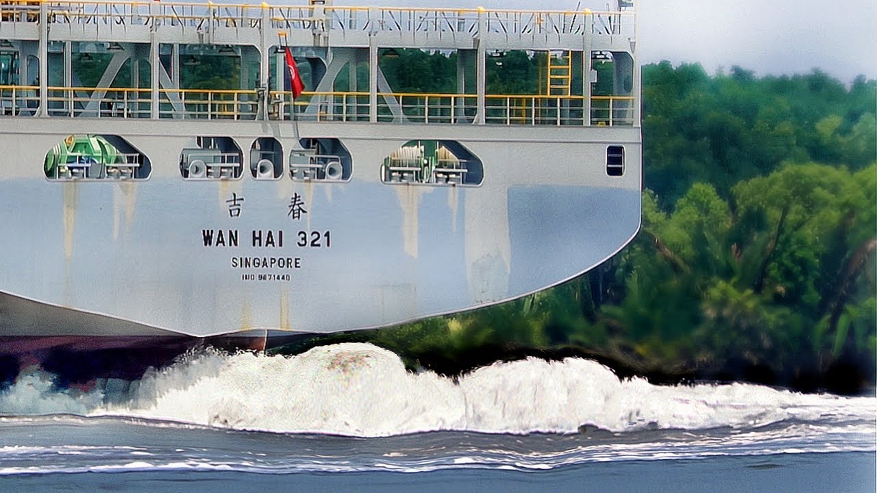 Propeller Spectacle of A Giant WANHAI Container Ship at A Dangerous Turn #shipspotting