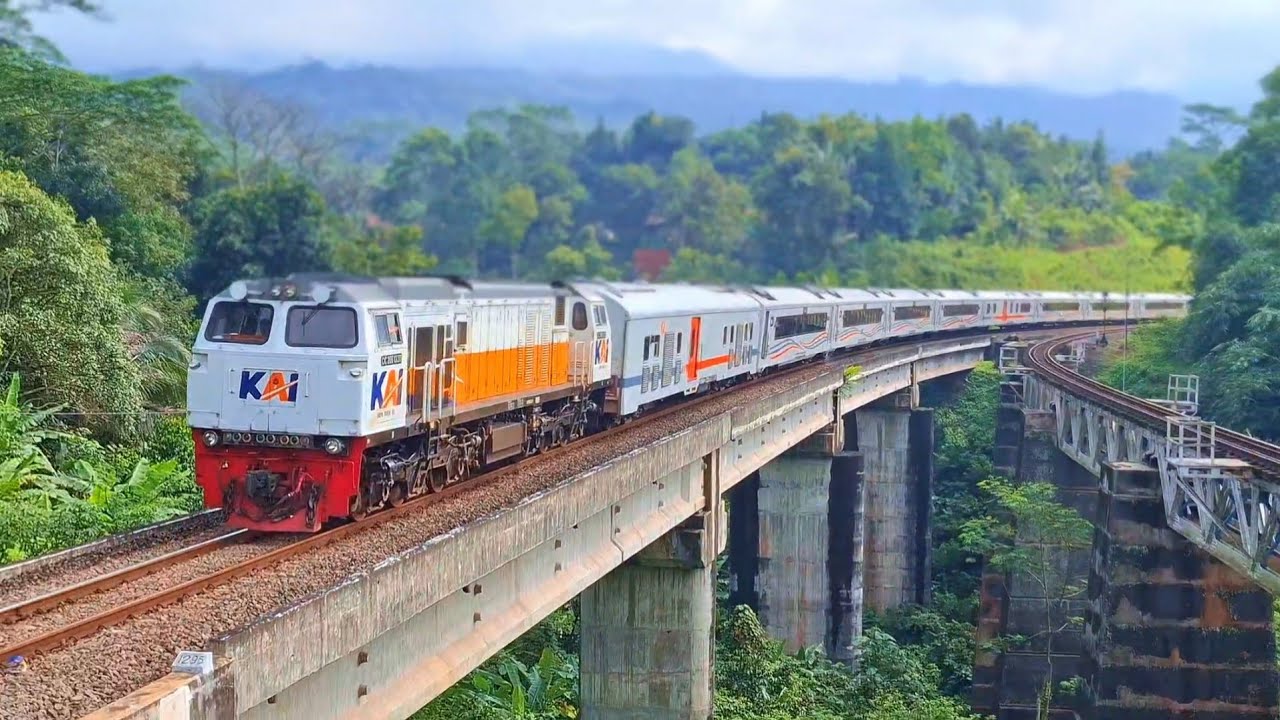 KERETA API PANJANG‼️ HUNTING KERETA API NGEBUT DI PERLINTASAN MENIKUNG 1/2