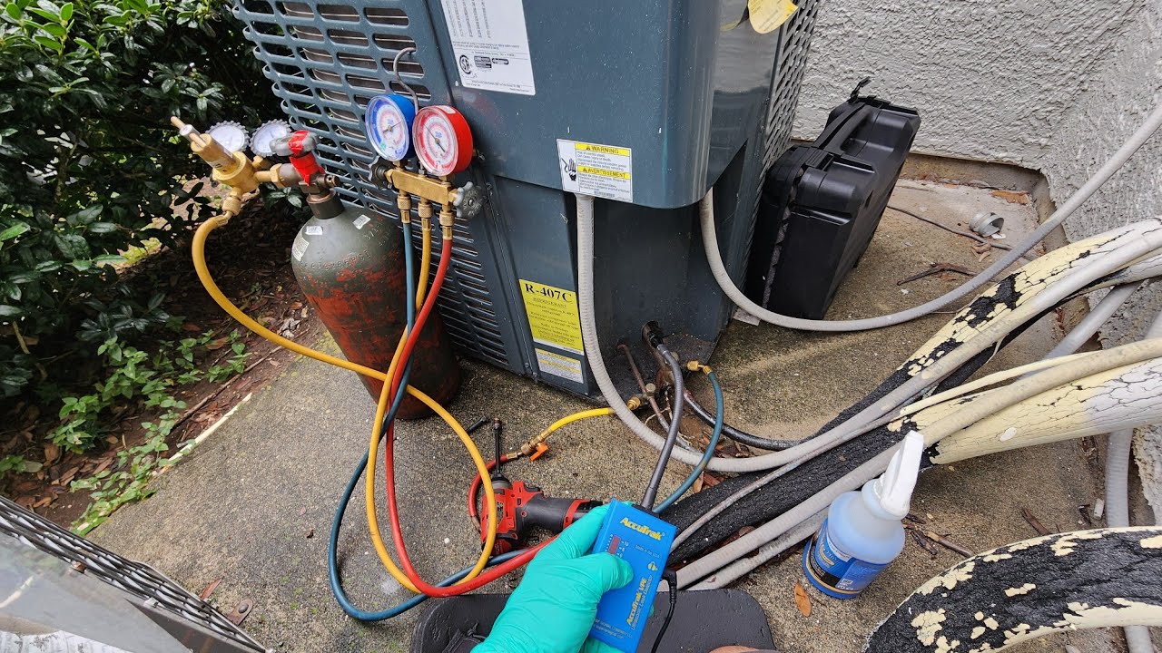 Aire acondicionado sin nada de refrigerante. Se busca la fuga, repara la fuga, y se ajusta presiones