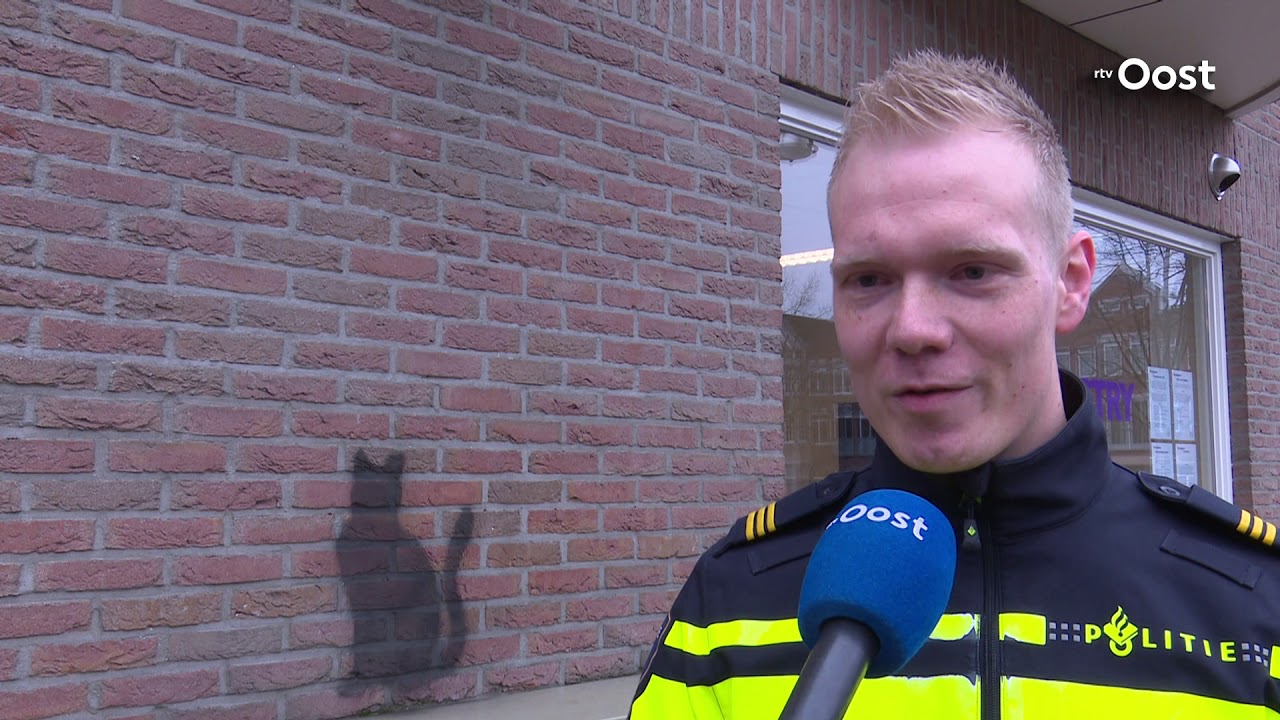 Wie spuit er graffiti-poezen op straat in Oldenzaal? Politie op jacht naar de dader