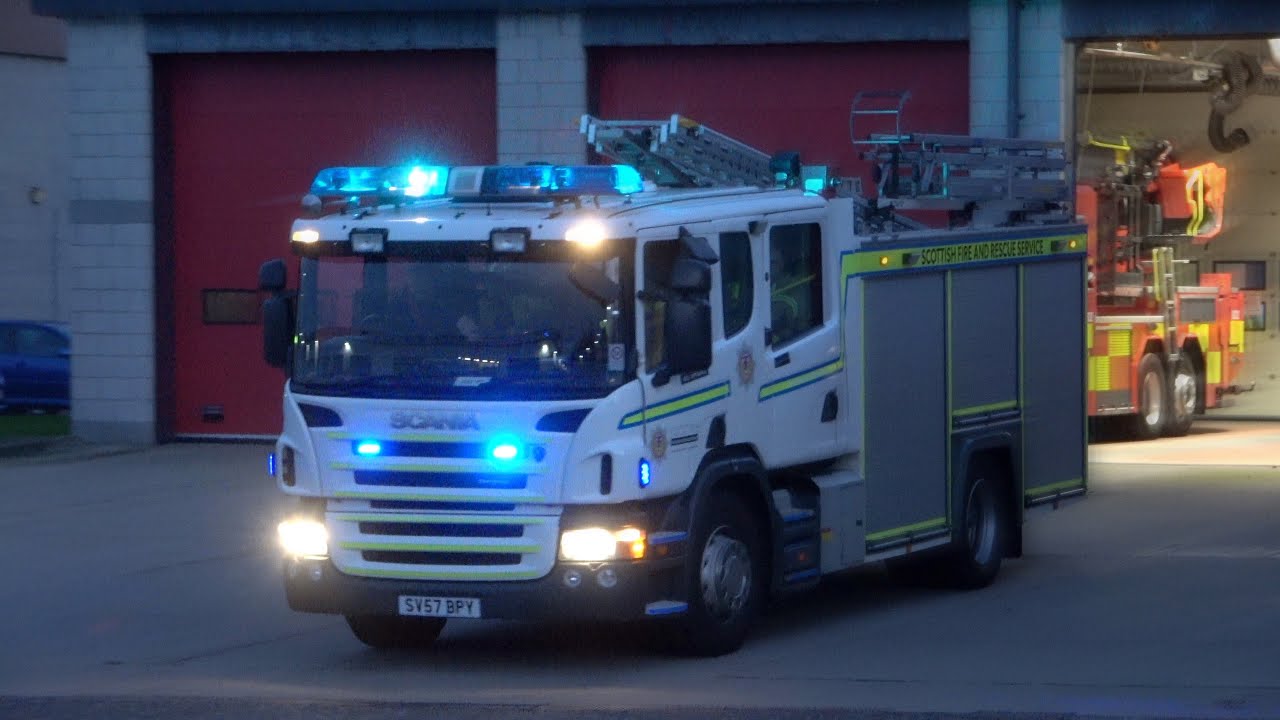 *TWO-TONES & TURNOUT* 3x White Fire Trucks responding with lights & sirens - Scottish Fire & Rescue