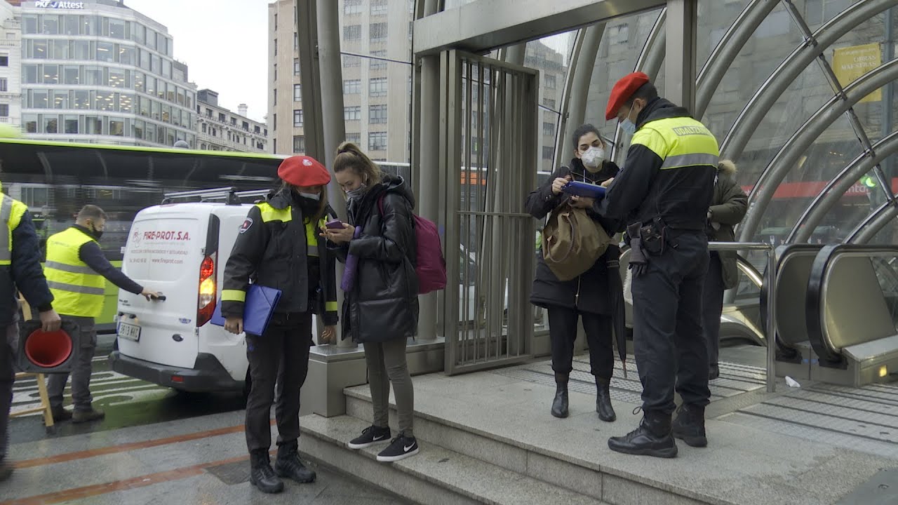 Policía local y Ertzaintza vigilan el confinamiento de localidades y provincias