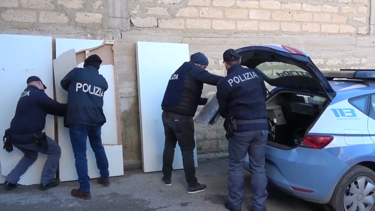 Caltanissetta: droga nascosta nei telai delle porte, 3 arresti